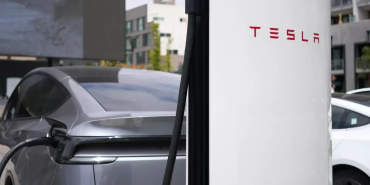 Tesla pagou mais de 25 mil milhões de euros em ações a Elon Musk