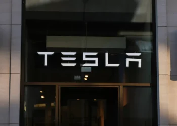 Tesla condenada a pagar 249 milhões a vítimas de acidente mortal