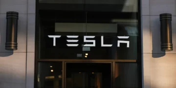 Tesla condenada a pagar 249 milhões a vítimas de acidente mortal