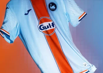 Swansea traz cores icónicas das corridas ao seu terceiro equipamento