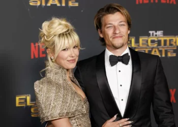 Atriz Millie Bobby Brown e Jake Bongiovi adotaram uma menina