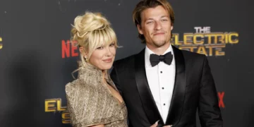 Atriz Millie Bobby Brown e Jake Bongiovi adotaram uma menina