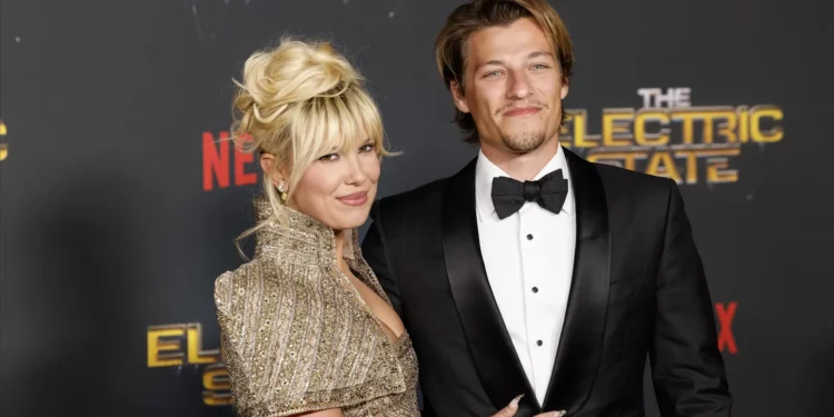 Atriz Millie Bobby Brown e Jake Bongiovi adotaram uma menina