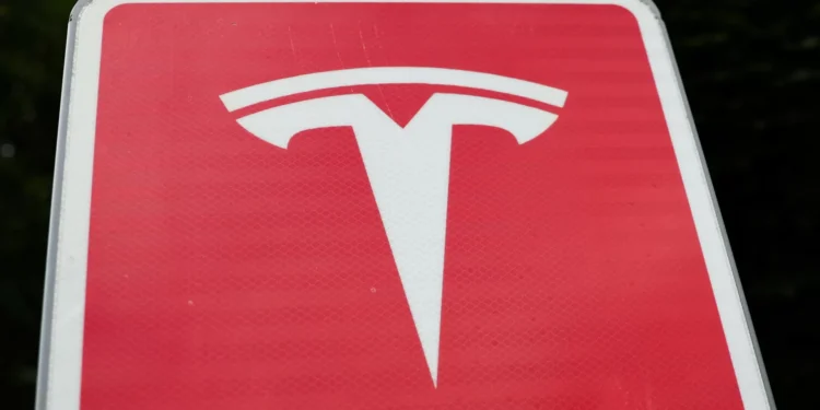 Tesla enfrenta investigação devido aos sistemas de condução autónoma