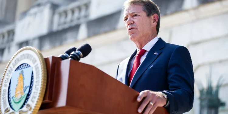 Governador do Nebraska anuncia plano para centro de detenção de imigrantes