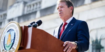 Governador do Nebraska anuncia plano para centro de detenção de imigrantes