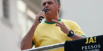 Bolsonaro e filho indiciados por coação no processo de tentativa de golpe de Estado