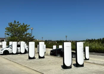 Rede de carregamento rápido da Tesla cresce 70% em Portugal