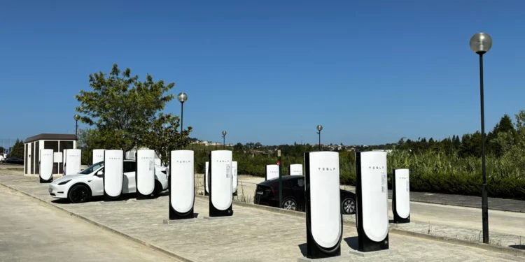Rede de carregamento rápido da Tesla cresce 70% em Portugal