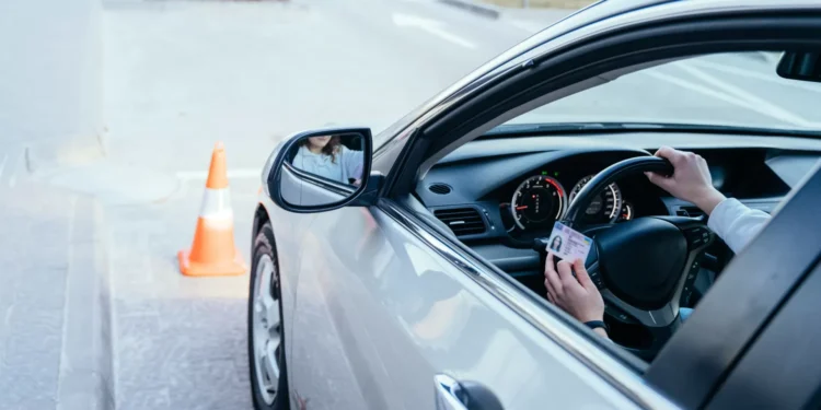 Tirar carta com caixa automática? É possível, mas há limitação importante