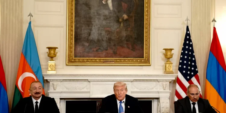 Azerbaijão e Arménia assinam acordo de paz com mediação dos EUA