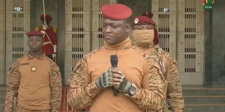 Burkina Faso aprova lei que proíbe homossexualidade e estabelece penas de prisão a infratores