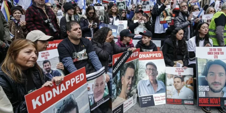 Trump exige que Hamas liberte as 20 pessoas que ainda são mantidas como reféns