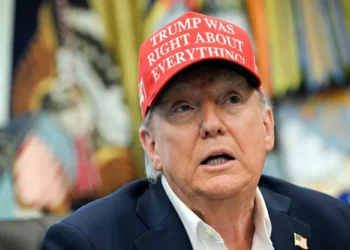 Trump rompe silêncio com mais de 40 mensagens em rede social após rumores sobre a saúde