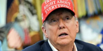 Trump rompe silêncio com mais de 40 mensagens em rede social após rumores sobre a saúde