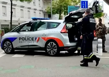 Homem é morto pela polícia após ataque com faca em Marselha