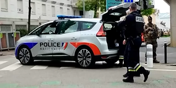 Homem é morto pela polícia após ataque com faca em Marselha