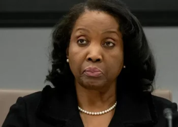 Suprema Corte dos EUA permite que diretora do Fed continue no cargo