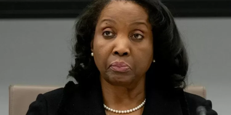 Suprema Corte dos EUA permite que diretora do Fed continue no cargo