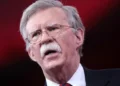 Críticos de Trump na mira da justiça. John Bolton acusado de manipulação de documentos classificados