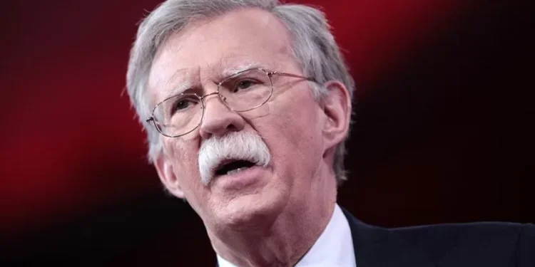 Críticos de Trump na mira da justiça. John Bolton acusado de manipulação de documentos classificados