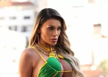 Andressa Urach aparece como MC Ímola e posa com peça rara de Ayrton Senna