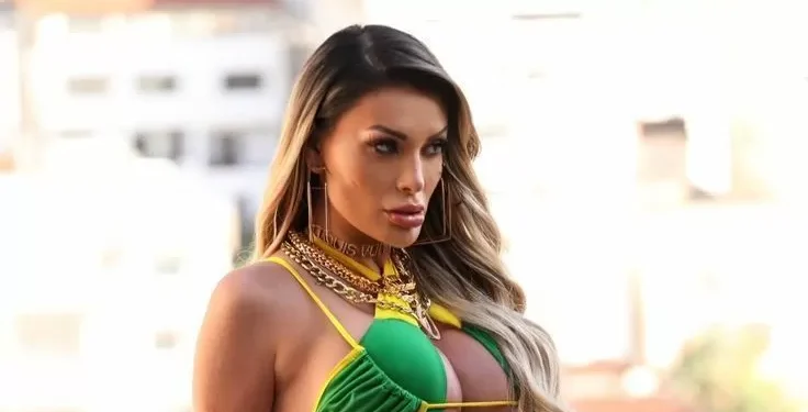 Andressa Urach aparece como MC Ímola e posa com peça rara de Ayrton Senna
