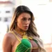 Andressa Urach aparece como MC Ímola e posa com peça rara de Ayrton Senna