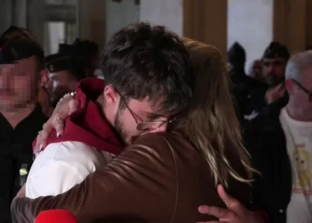 França condena mulher à prisão perpétua por estuprar e matar adolescente