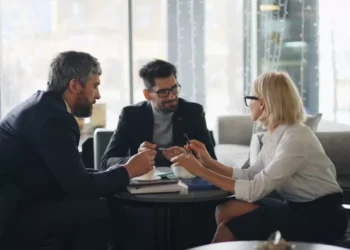 Tecnologia, mídia e telecomunicações puxam avanço global das fusões e aquisições