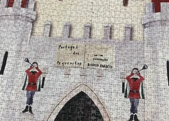 Crianças finalizam puzzle de 103 mil peças que ilustra Portugal dos Pequenitos