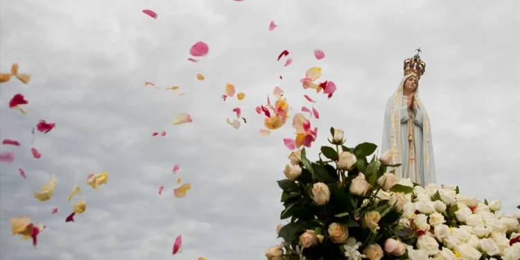 Papa reza no sábado junto à imagem da Virgem de Fátima na Praça de São Pedro