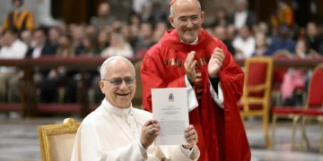 Leão XIV assina carta apostólica em encontro com estudantes das universidades pontifícias