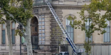 Suspeitos de roubo de jóias do Louvre confessam parcialmente o envolvimento