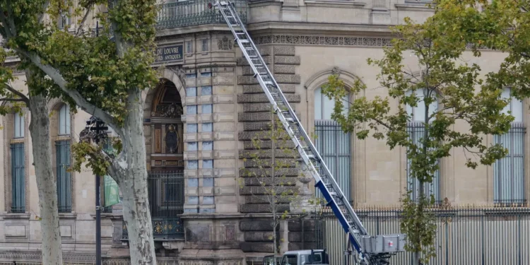 Suspeitos de roubo de jóias do Louvre confessam parcialmente o envolvimento
