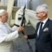 Papa Leão XIV é presenteado com cavalo puro-sangue árabe