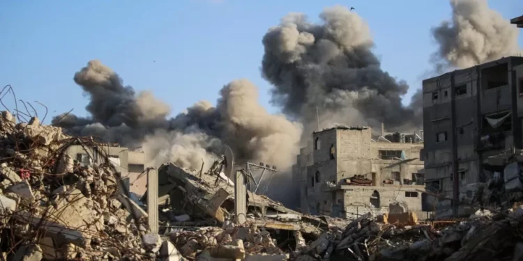 Bombardeio israelense em Gaza mata 17 membros de uma mesma família, incluindo oito crianças