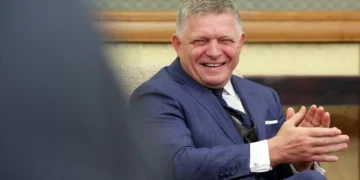 Homem que tentou matar primeiro-ministro da Eslováquia condenado a 21 anos de prisão