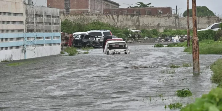 Furacão Melissa toca o solo na Jamaica com ventos de quase 300 km/h