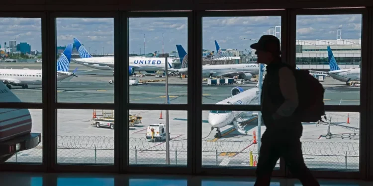 Aeroportos dos EUA sofrem atrasos e cancelamentos devido à paralisação do governo