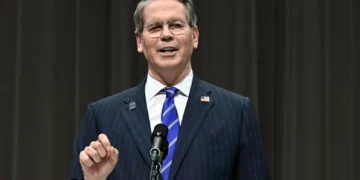 Secretário do Tesouro dos EUA critica novas restrições da China e diz que controle de terras raras a coloca ‘contra o mundo’