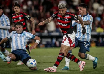 Carrascal decide, e Flamengo vence Racing no Maracanã pela Libertadores