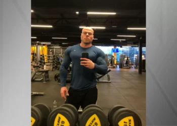 Fisiculturista foi esfaqueado no pescoço enquanto dormia, diz polícia