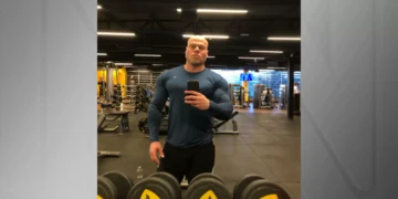 Fisiculturista foi esfaqueado no pescoço enquanto dormia, diz polícia