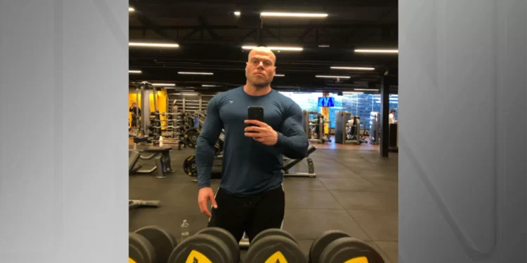 Fisiculturista foi esfaqueado no pescoço enquanto dormia, diz polícia