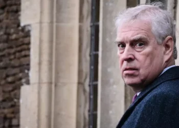 Imerso em escândalos, príncipe Andrew renuncia a seu título real