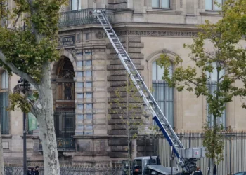 Única câmara que podia filmar assaltantes do Louvre estava virada para o lado errado