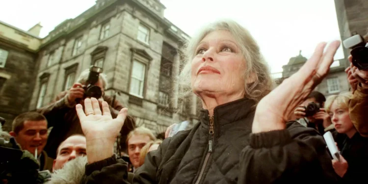 Brigitte Bardot internada de urgência aos 91 anos