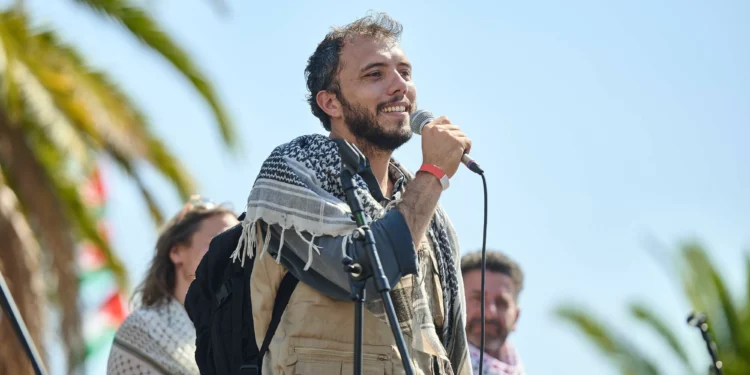 Brasileiro está em flotilha interceptada por Israel a caminho de Gaza