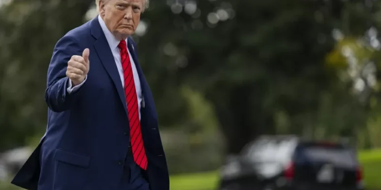 Trump anuncia tarifa de 100% contra a China e reacende temor de guerra comercial global